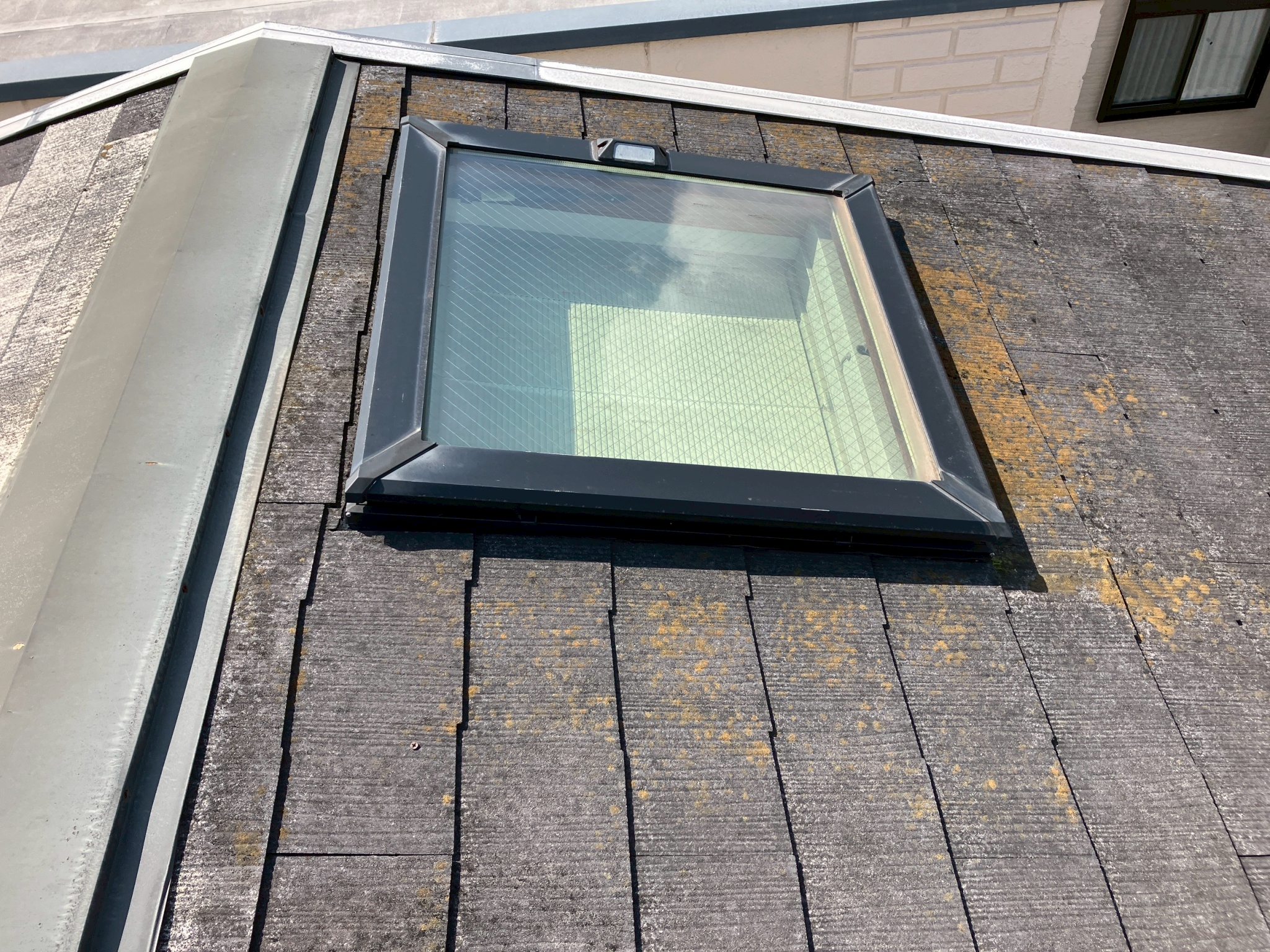 スレート屋根に設置されたトップライト